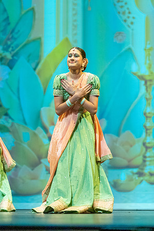 545-Kruthi-Shagun-Show1_VV204474