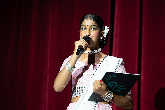 570-Kruthi-Shagun-Show1_VV204483