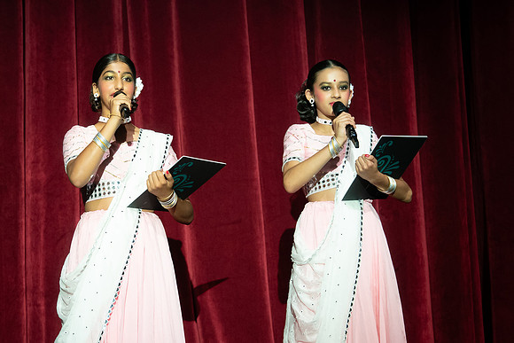 573-Kruthi-Shagun-Show1_CA209391