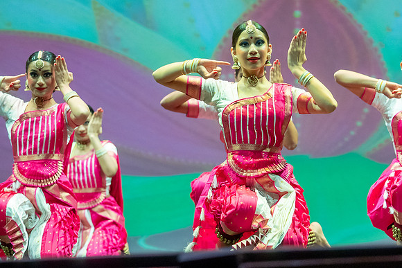 586-Kruthi-Shagun-Show1_CA209396-2