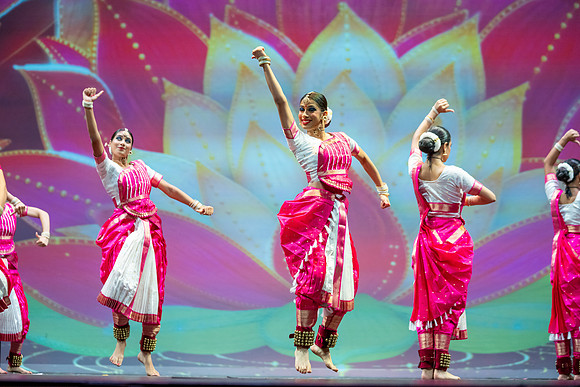 602-Kruthi-Shagun-Show1_VV204501