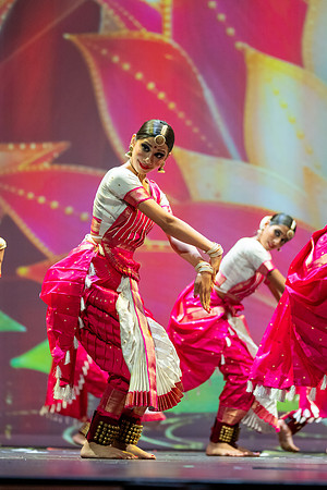 650-Kruthi-Shagun-Show1_VV204519