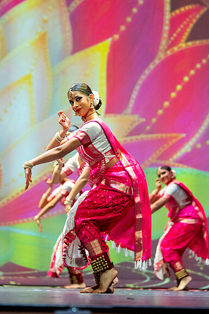 651-Kruthi-Shagun-Show1_VV204524