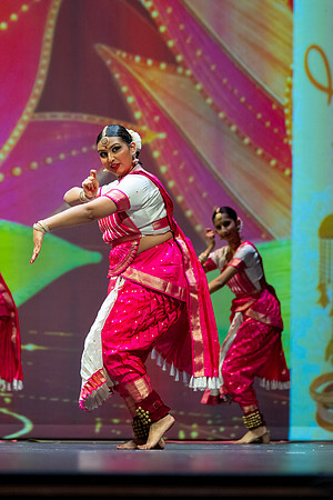 653-Kruthi-Shagun-Show1_VV204527