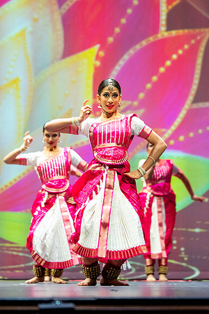 657-Kruthi-Shagun-Show1_VV204540