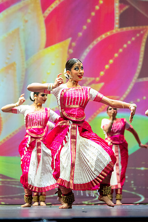 658-Kruthi-Shagun-Show1_VV204542