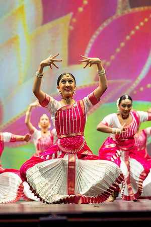 668-Kruthi-Shagun-Show1_VV204565