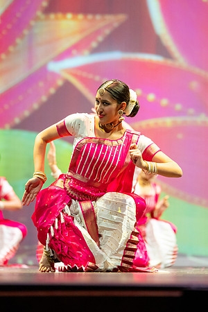 672-Kruthi-Shagun-Show1_VV204575