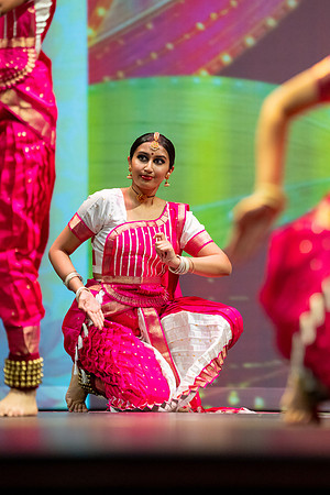 673-Kruthi-Shagun-Show1_VV204577