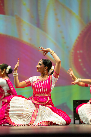 670-Kruthi-Shagun-Show1_VV204570