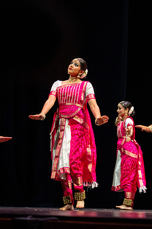 677-Kruthi-Shagun-Show1_VV204587