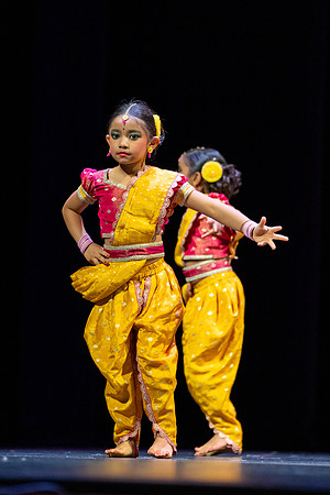 718-Kruthi-Shagun-Show1_VV204593
