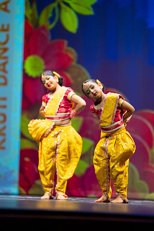 723-Kruthi-Shagun-Show1_VV204604