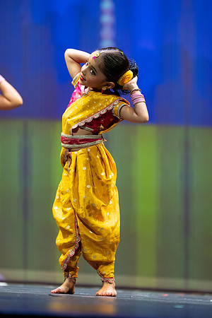 726-Kruthi-Shagun-Show1_VV204605
