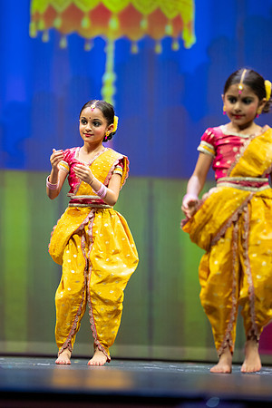 731-Kruthi-Shagun-Show1_VV204611