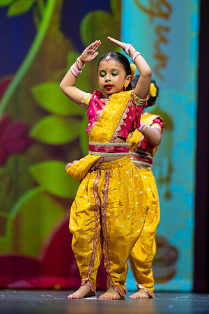 735-Kruthi-Shagun-Show1_VV204620
