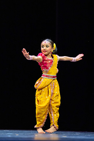 739-Kruthi-Shagun-Show1_VV204626