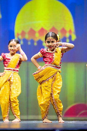 742-Kruthi-Shagun-Show1_VV204630