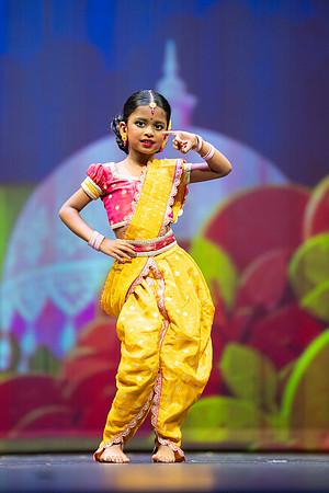 744-Kruthi-Shagun-Show1_VV204631
