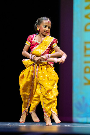754-Kruthi-Shagun-Show1_VV204643
