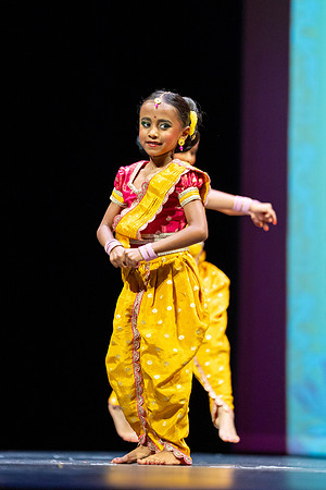 753-Kruthi-Shagun-Show1_VV204641