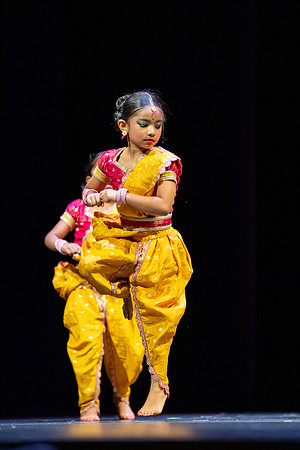 756-Kruthi-Shagun-Show1_VV204648