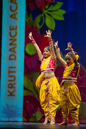 767-Kruthi-Shagun-Show1_VV204653