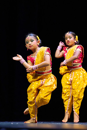 774-Kruthi-Shagun-Show1_VV204665