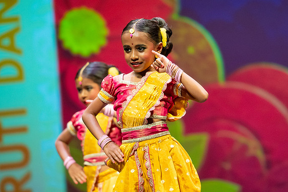 785-Kruthi-Shagun-Show1_CA209458
