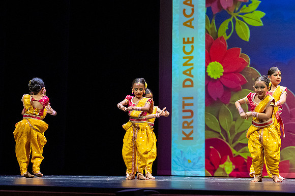 789-Kruthi-Shagun-Show1__VV18855