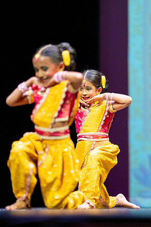 798-Kruthi-Shagun-Show1_VV204684