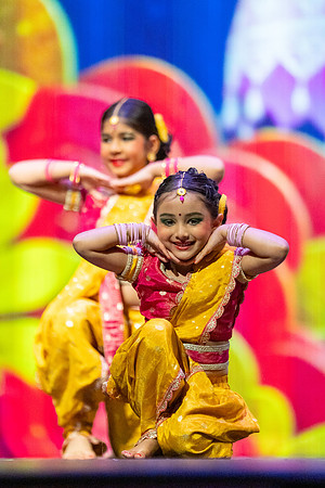 799-Kruthi-Shagun-Show1_VV204688