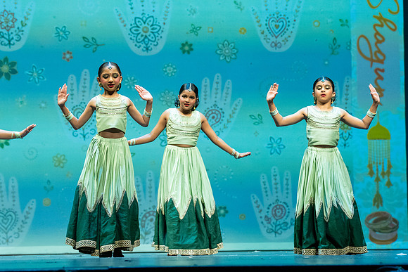 815-Kruthi-Shagun-Show1__VV18876