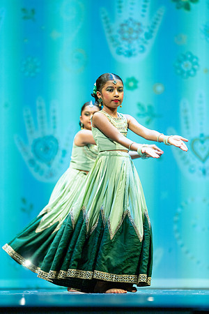 824-Kruthi-Shagun-Show1_VV204692