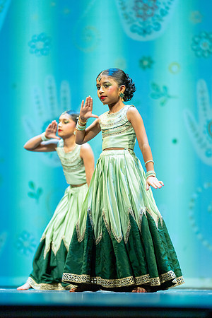 826-Kruthi-Shagun-Show1_VV204694