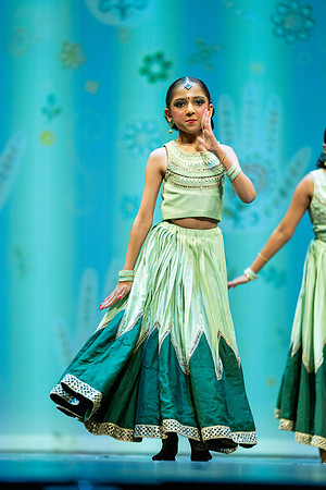 829-Kruthi-Shagun-Show1_VV204700