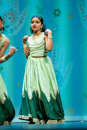 832-Kruthi-Shagun-Show1_VV204707