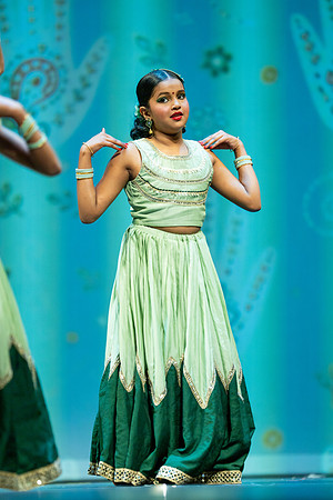 831-Kruthi-Shagun-Show1_VV204705