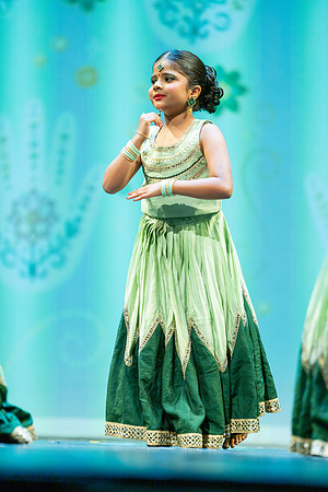 866-Kruthi-Shagun-Show1_VV204769