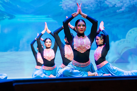 895-Kruthi-Shagun-Show1_CA209487-2