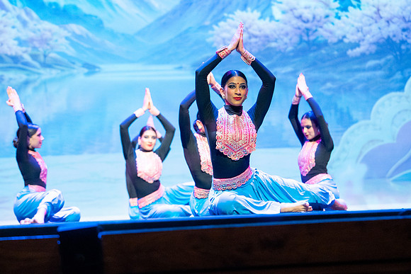 900-Kruthi-Shagun-Show1_CA209488