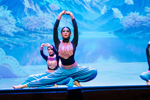 911-Kruthi-Shagun-Show1_CA209490-2