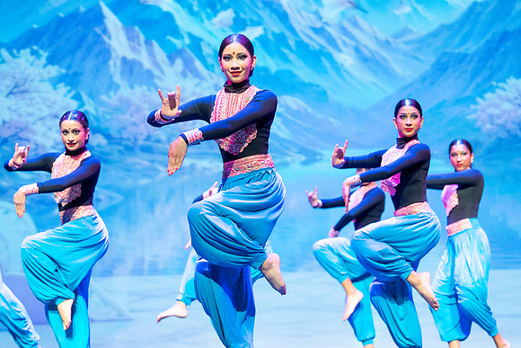 924-Kruthi-Shagun-Show1_CA209494-2