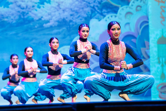 937-Kruthi-Shagun-Show1_CA209498