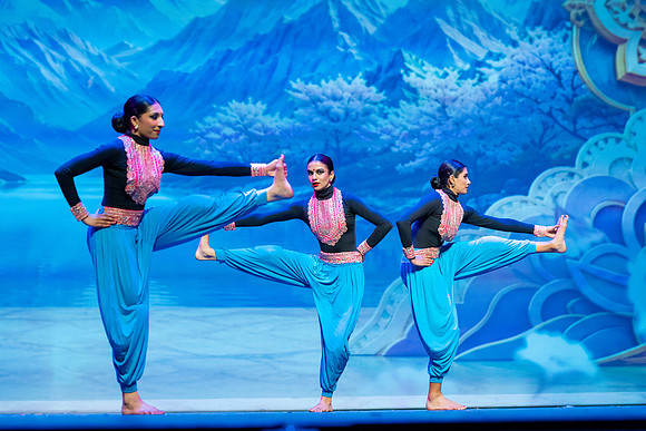 966-Kruthi-Shagun-Show1_VV204826
