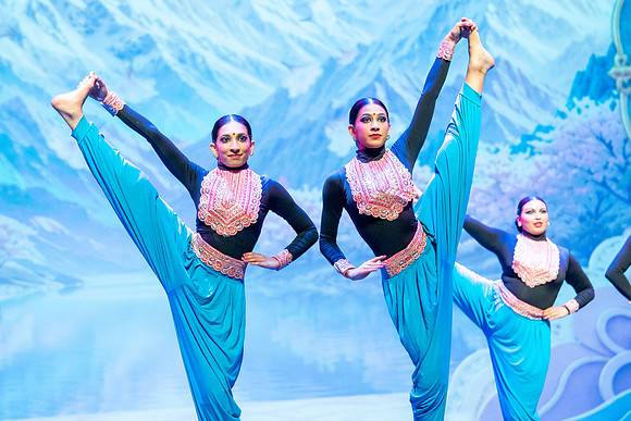 978-Kruthi-Shagun-Show1_CA209505-2