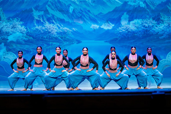 1065-Kruthi-Shagun-Show1_VV204919