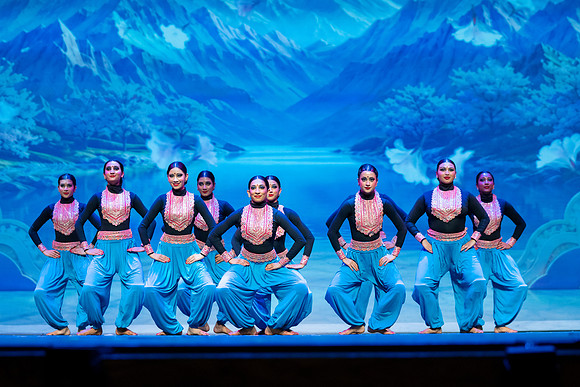 1067-Kruthi-Shagun-Show1_VV204921