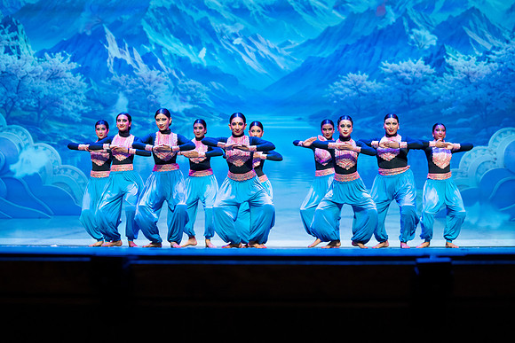 1072-Kruthi-Shagun-Show1_VV204935