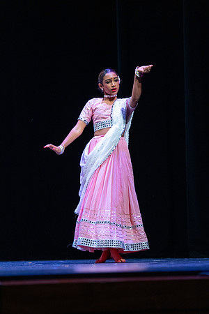 1106-Kruthi-Shagun-Show1_VV204946